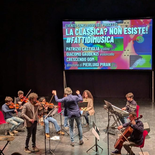 Musicisti e studenti sul palco durante lo spettacolo La classica? Non esiste!