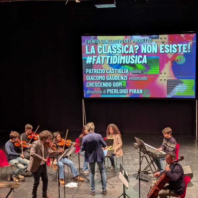 Musicisti sul palco durante lo spettacolo La classica? Non esiste!